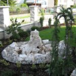 pekna-zahrada-radost-zo-zahrady-fontana-z-travertinu-pri-roninnom-dome