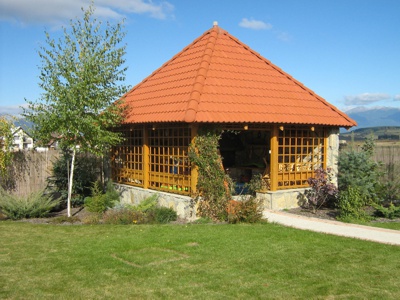 Drevený záhradný altán
