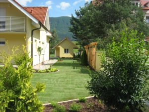 Súkromná záhrada Považská Bystrica - Okrasná výsadba a treláž