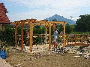 Súkromná záhrada Považská Bystrica - Realizácia záhrady výstavba pergoly