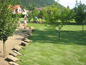 Súkromná záhrada Považská Bystrica - Realizácia záhrady pokládka trávového koberca