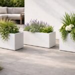 zahradne-betonove-kvetinace-na-terase